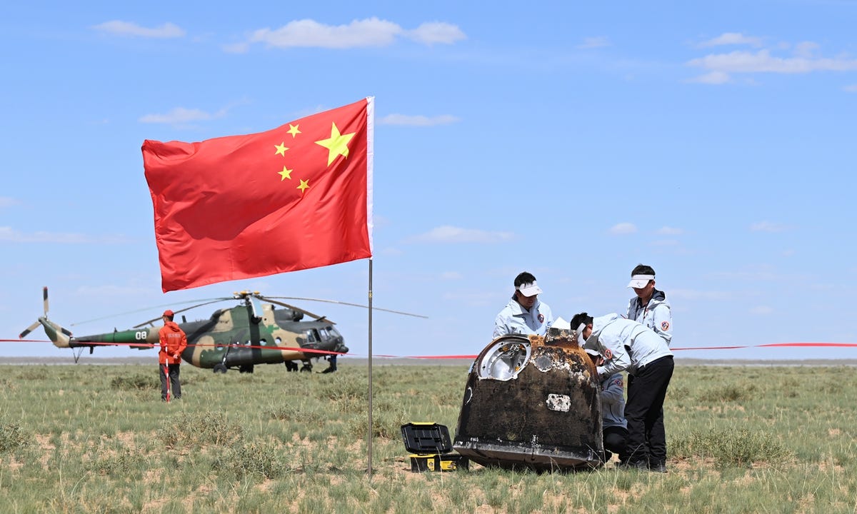 Chang'e-6 returning capsule, carrying samples collected from the far side of the moon, lands in the Siziwang Banner, in North China's Inner Mongolia Autonomous Region on June 25, 2024. Photo: Xinhua 
