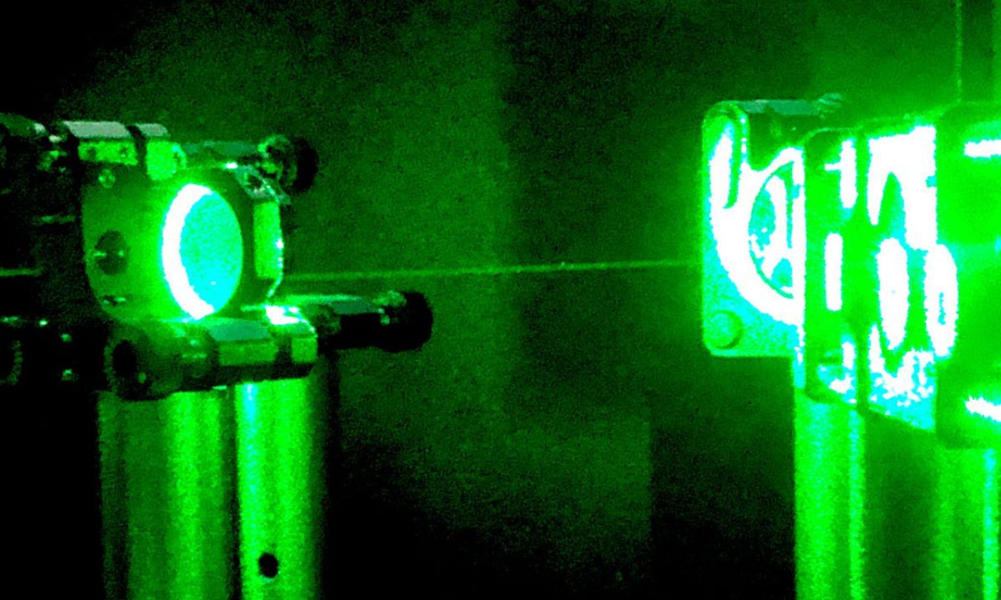 Immagine che contiene Neon, notte, verde, luce

Descrizione generata automaticamente