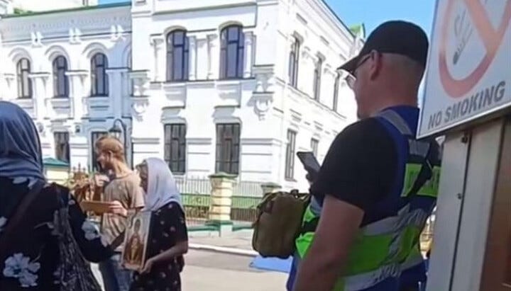 A policeman who turned on a blasphemous song about Christ in Russian near the Lavra. Photo: Screenshot of the video of the Hodihitria Telegram channel