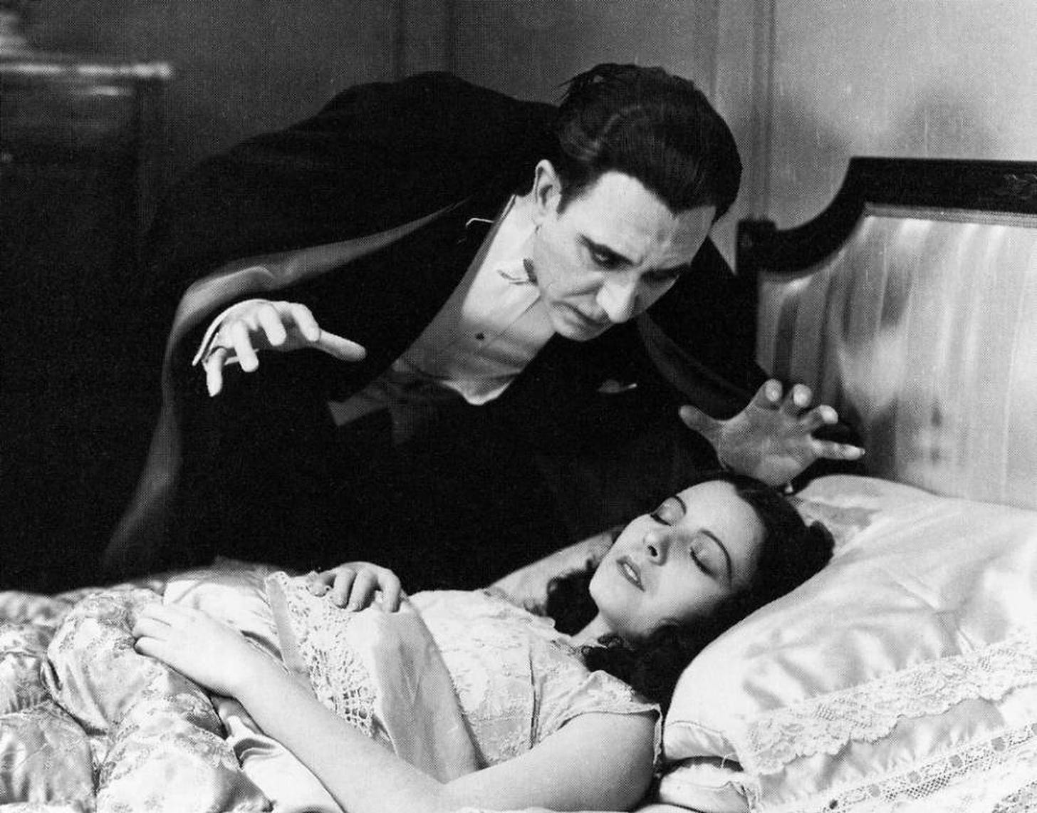 Lupita_Tovar_and_Carlos_Villarías_in_Dracula_(1931_spanish_film).jpg (1960×1536)