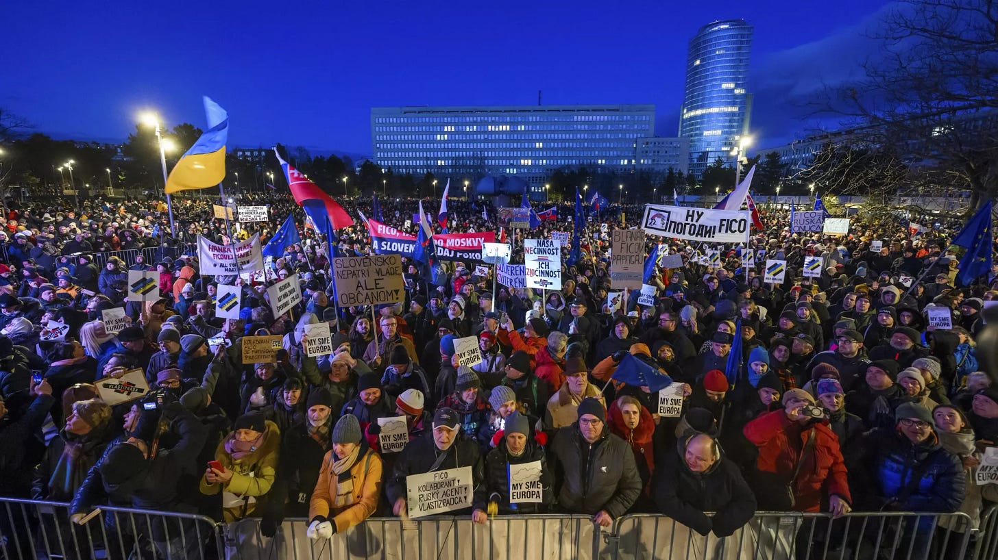 People gather to take part in a protest called Slovakia is Europe in Bratislava Friday, Jan. 10, 2025. - Sputnik International, 1920, 22.01.2025