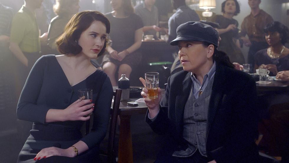 Screen de la série The Marvelous Mrs Maisel où l'on voit Midge et Susie boire un verre et se regarder dans un bar.