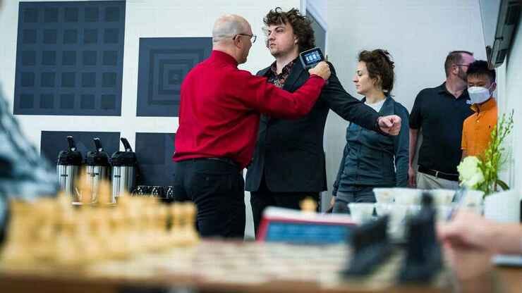 A Niemann le pasan el detector de uniones no lineales / Saint Louis Chess Club