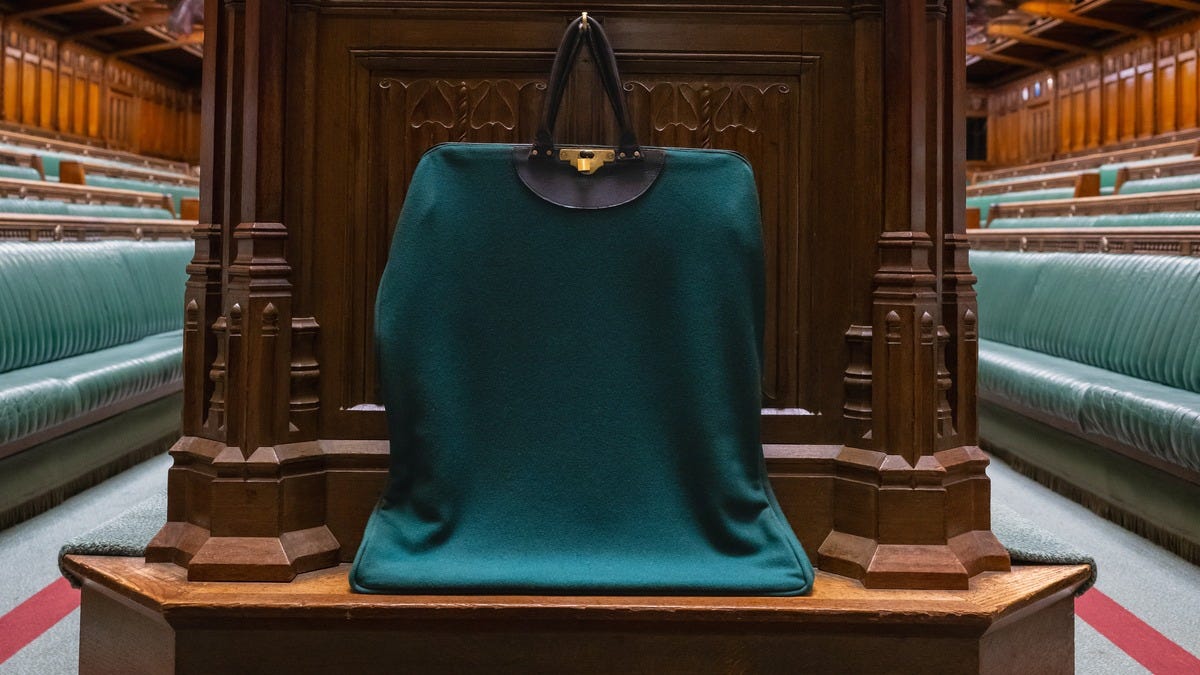 The green felt Petitions bag hangs on the bag of Speaker's chair in the Commons Chamber. Its leather handle is black and its padlock is gold.