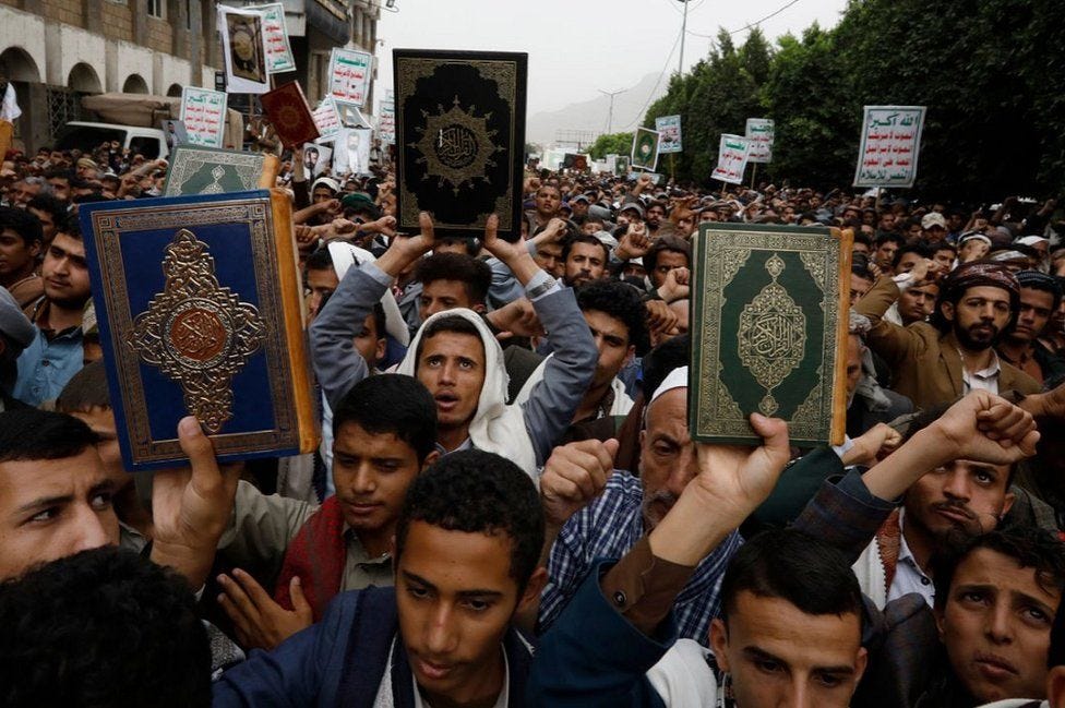 Fanaattisten muslimien mielenosoitukset Ruotsia vastaan eivät ole rajoittuneet vain Irakiin, vaan myös Jemenissä on osoitettu satojentuhansien muslimien voimin mieltä, poltettu Ruotsin lippuja ja huudettu kuolemaa vääräuskoisille “Allah on suurin!” - huutojen kera.