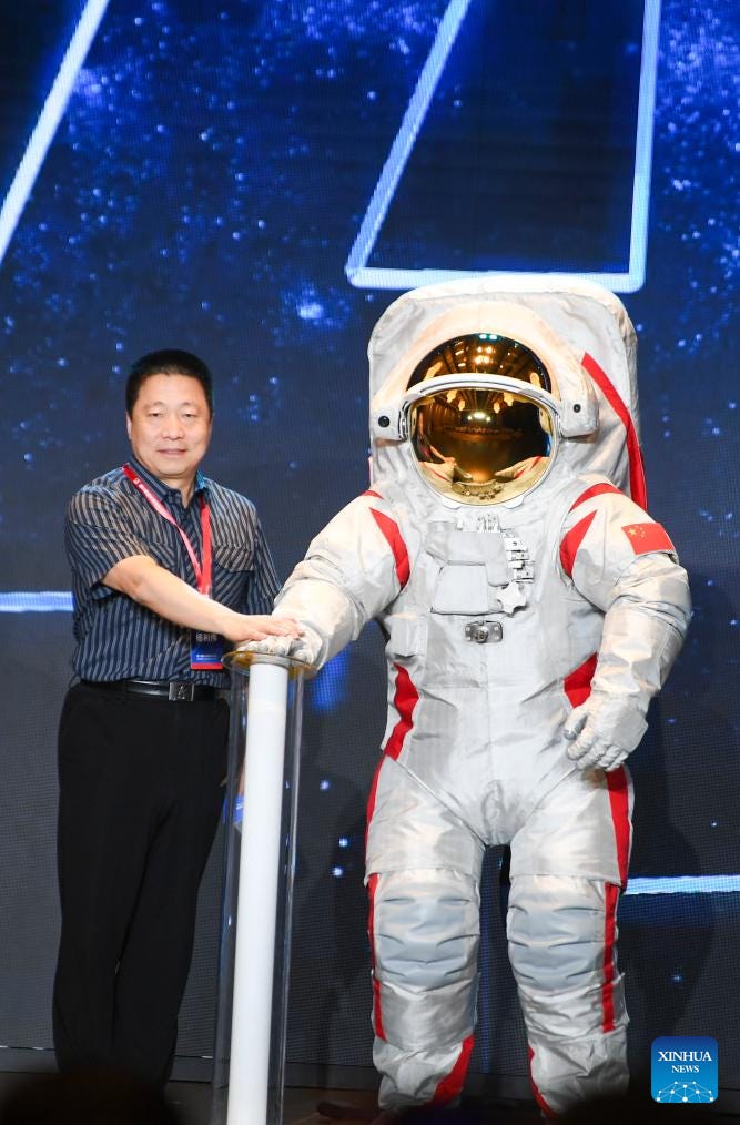 Yang Liwei (陽痿) with the lunar spacesuit.