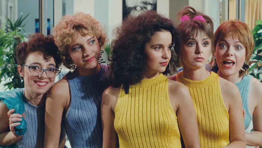 As raparigas do salão de beleza de "Golden Eighties" de Chantal Akerman