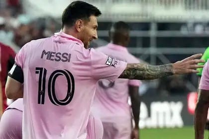 El extraño gesto de Messi en el festejo de uno de sus goles de Inter Miami  - LA NACION