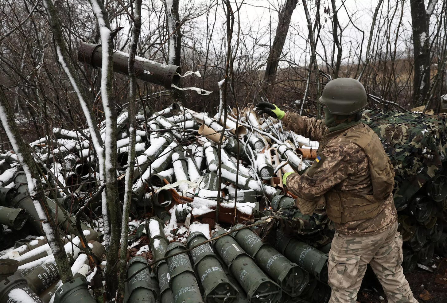 A Ukrainian artilleryman throws an empty 155MM shell tube as Ukrainian soldiers fire a M777 howitzer towards Russian positions on the frontline of eastern Ukraine, on November 23, 2022. - Sputnik International, 1920, 28.01.2023