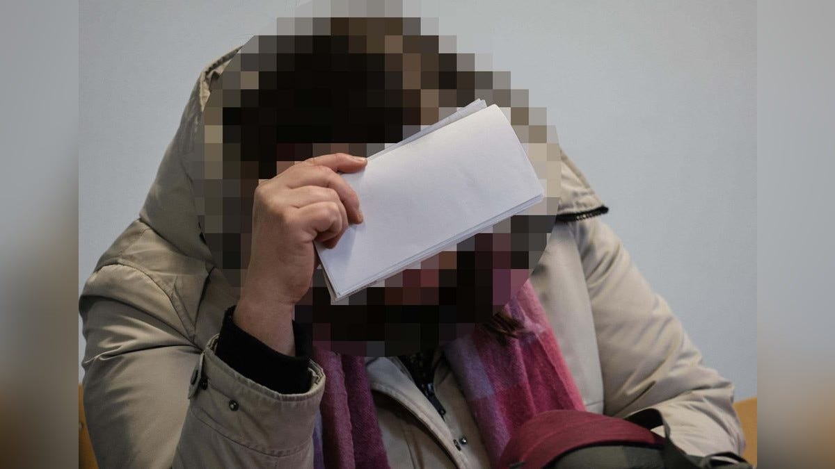 Alina Steffen (47) aus Dortmund vor dem Arbeitsgericht Hagen; Verklagt Firmen bei Absagen auf AGG-Ent­schä­di­gung