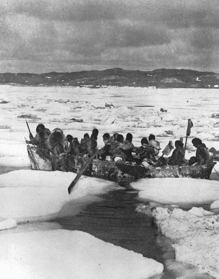 Groupe d'Inuits dans un umiak au printemps, 1920-1929