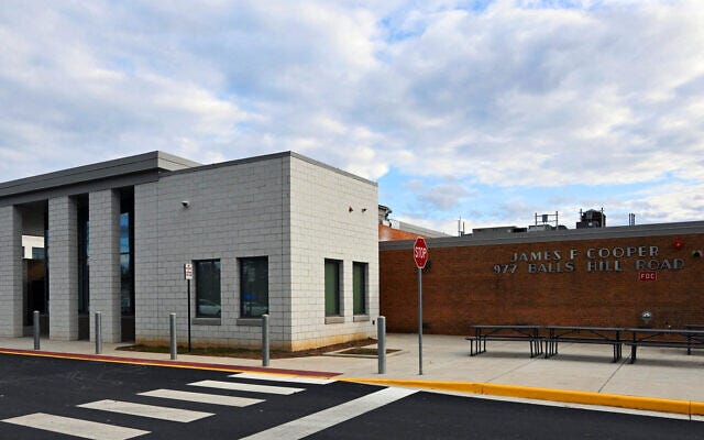 The front of James Fenimore Cooper Middle School, part of Fairfax County Public Schools (CC BY G. Edward Johnson, Own work).