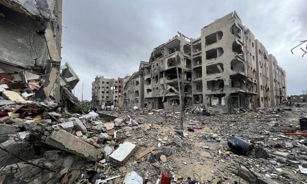 Une vue des bâtiments Burj al-Nada et Burj al-Awda détruits en raison des attaques israéliennes le quatrième jour de la pause humanitaire entre Israël et le Hamas à Beit Hanoun, Gaza, le 27 novembre 2023.