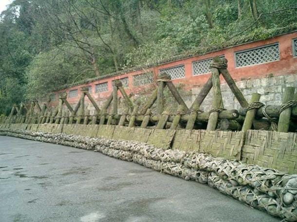 Traditional levee made of long sausage-shaped baskets of woven bamboo filled with stones known as Zhulong, held in place by wooden tripods known as Macha. 