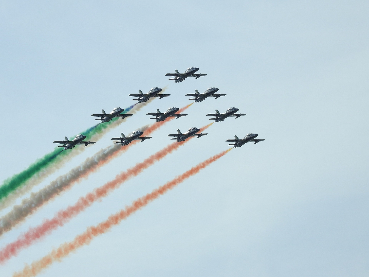 flight-3096788_1920.jpg