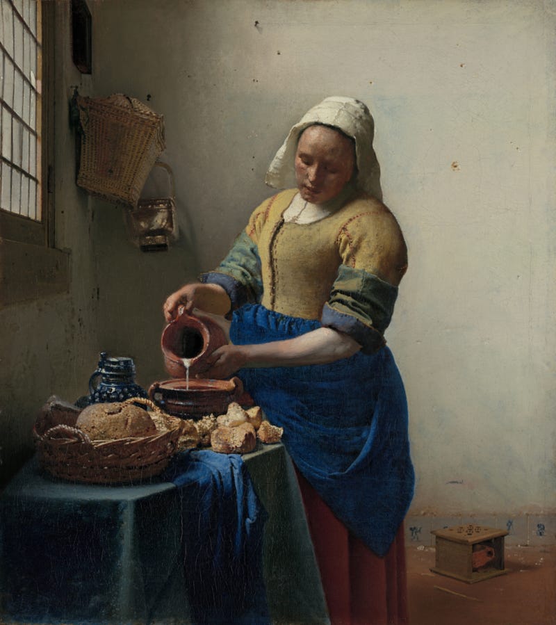 Pintura "A Leiteira" de Vermeer. Mostra uma mulher branca derramando uma jarra de leite em um pote que está em cima de uma mesa onde também há pães. Ela está ao lado de uma janela, que clareia o ambiente, e veste um vestido colorido, com um pano azul por cima da cintura.