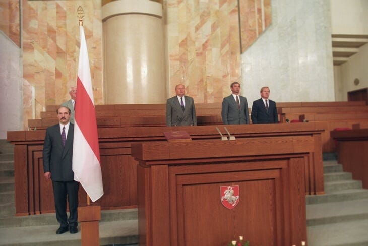 Cadre from the inauguration of Lukashenko in 1994. The flag is still old, white-red-white.