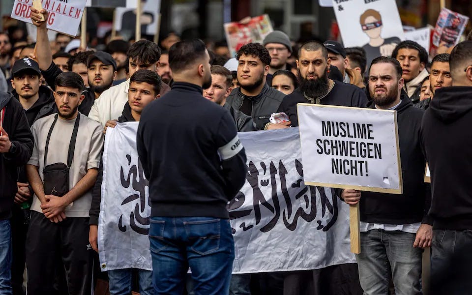 Muslim Interaktivin järjestämään ISIS-tyylistä kalifaattia vaativaan mielenosoitukseen Hampurissa osallistui tuhansia muslimeja, lähes kaikki taisteluikäisiä nuoria miehiä. KUVA: Axel Heimken/Avalon.