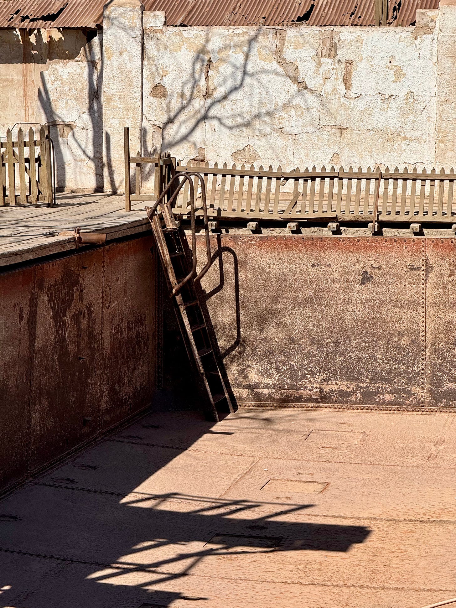 Piscina de hierro de la salitrera Humbrestone vacía y ya oxidada con escalera de descenso. Foto propia.