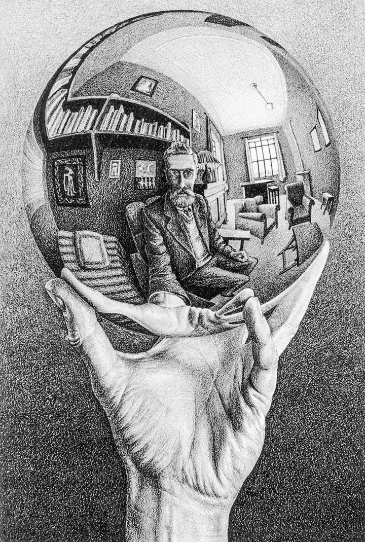 auto retrato de Escher, que consiste em um desenho todo em preto, de uma bola de cristal que reflete um escritório cheio de poltronas e o próprio Escher, um homem barbudo de paletó sentado na poltrona que segura essa própria bola. Há uma mão segurando essa bola em primeiro plano. 