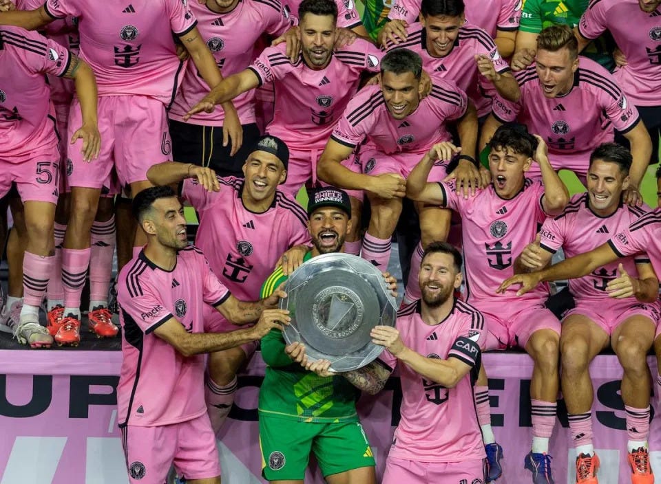 El delantero del Inter de Miami, Lionel Messi (10), celebra con sus compañeros de equipo Sergio Busquets (5), Luis Suárez (9) y Drake Callender (1) después de ganar el MLS Supporters’ Shield después de su partido contra New England Revolution en el Chase Stadium el sábado 19 de octubre de 2024 en Fort Lauderdale, Florida.