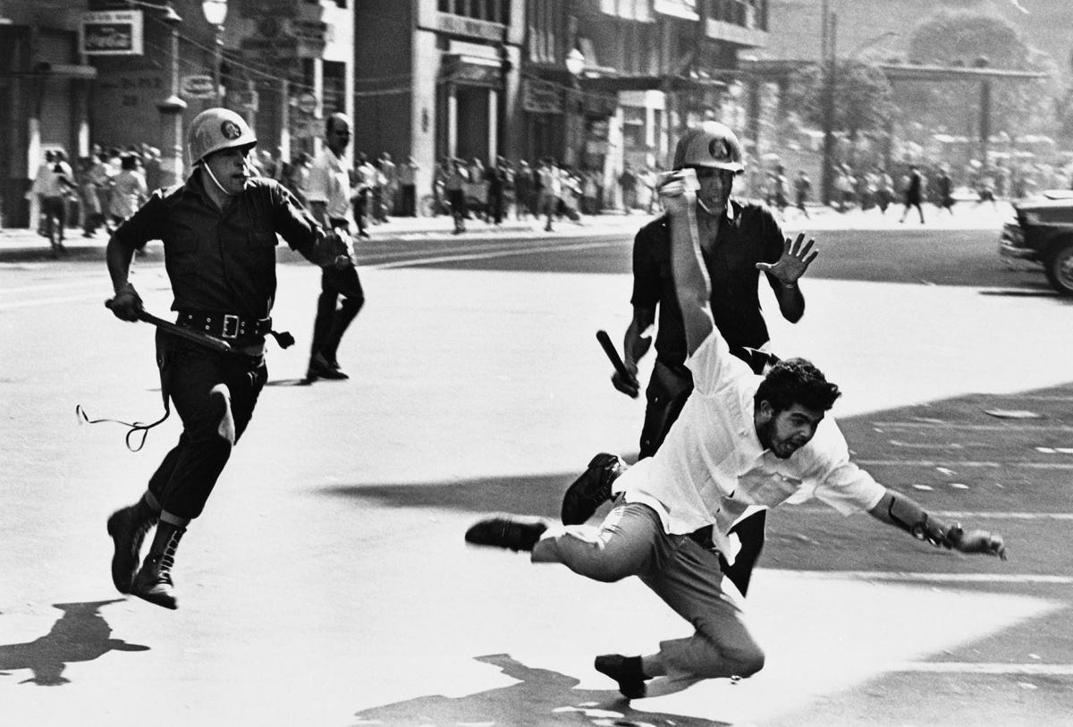Caça ao estudante durante a Sexta-feira Sangrenta, série de manifestações contra a ditadura realizadas no centro do Rio e duramente reprimidas pelo regime, Rio de Janeiro, 1/4/1964. Foto © Evandro Teixeira, Acervo IMS/Coleção Evandro Teixeira