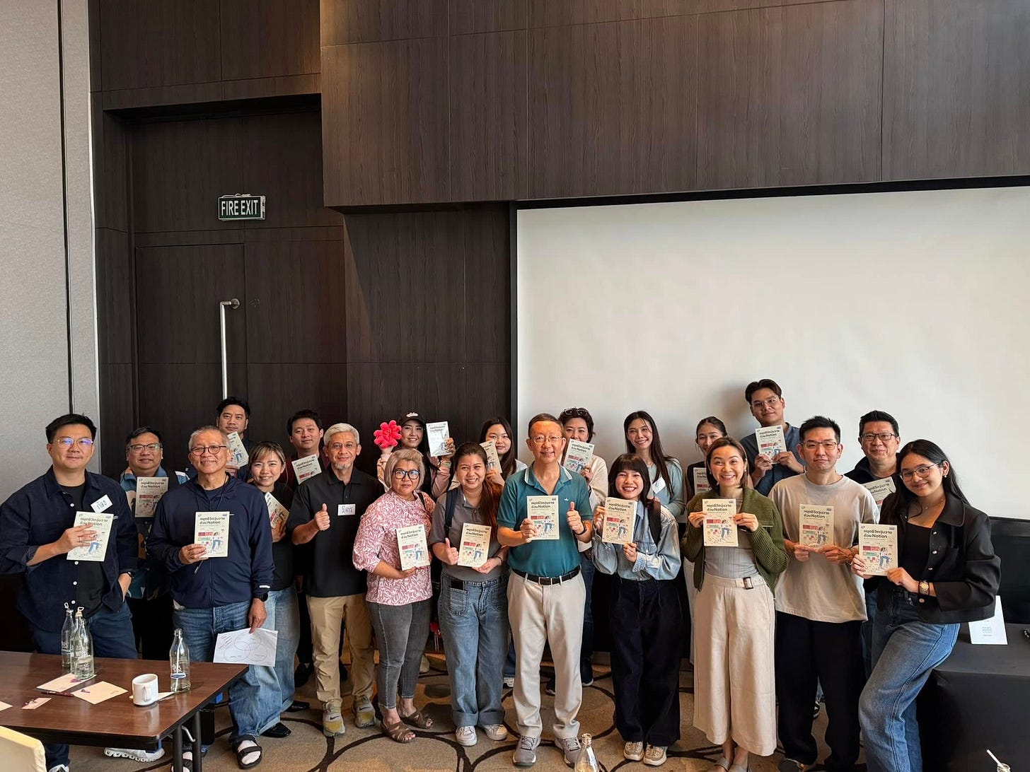 อาจเป็นรูปภาพของ 11 คน และ ผู้คนกำลังอ่านหนังสือ