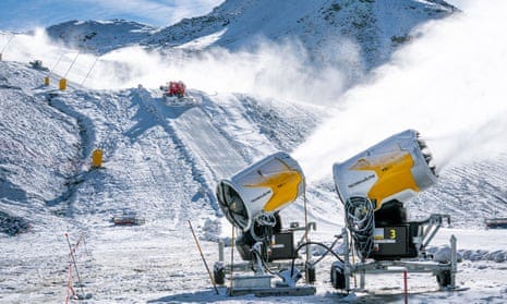 Cannon spraying snow in 2022 for a Zermatt-Cervinia cross-border alpine ski race
