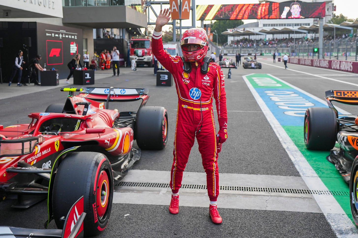 Sainz celebra su pole con la mano en alto.