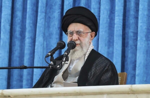 Foto difundida por el website oficial del despacho del líder supremo iraní ayatolá Alí Jamenei en una ceremonia en las afueras de Teherán el 4 de junio del 2025. (Despacho del líder supremo iraní via AP) Foto difundida por el website oficial del despacho del líder supremo iraní ayatolá Alí Jamenei en una ceremonia en las afueras de Teherán el 4 de junio del 2025. (Despacho del líder supremo iraní via AP)