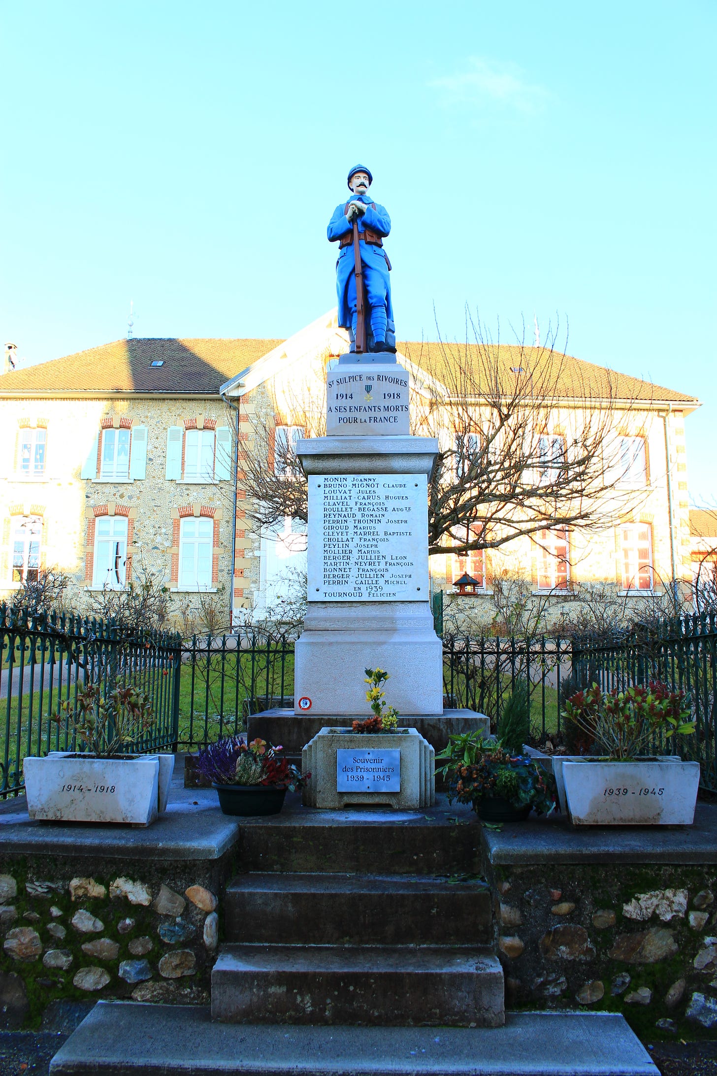 Monument aux morts de Saint-Sulpice des-Rivoires, France