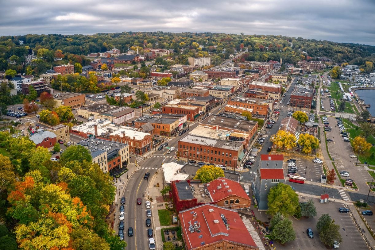 17 Best Small Towns in the USA for a Romantic Trip