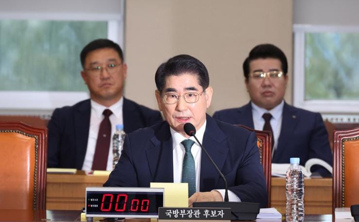 Defense minister nominee Kim Yong-hyun, center, speaks during a confirmation hearing at the National Assembly in Seoul, Sept. 2. Yonhap 