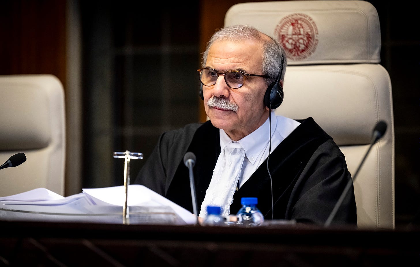 Imagem mostra Nawaf Salam, presidente da Corte Internacional de Justiça, sentado durante um julgamento