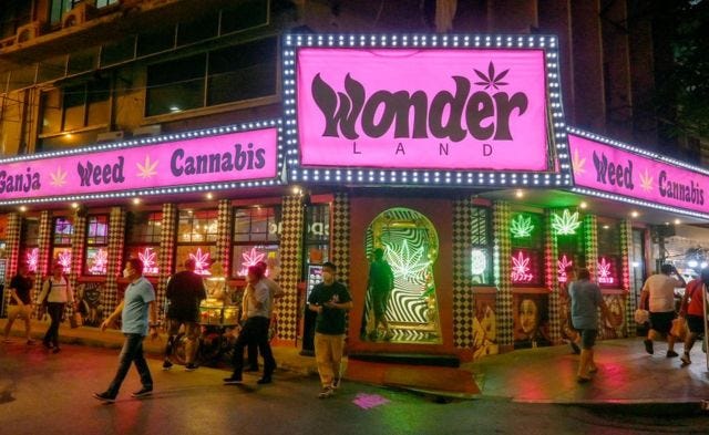 曼谷素坤逸路上的仙境大麻店的招牌。