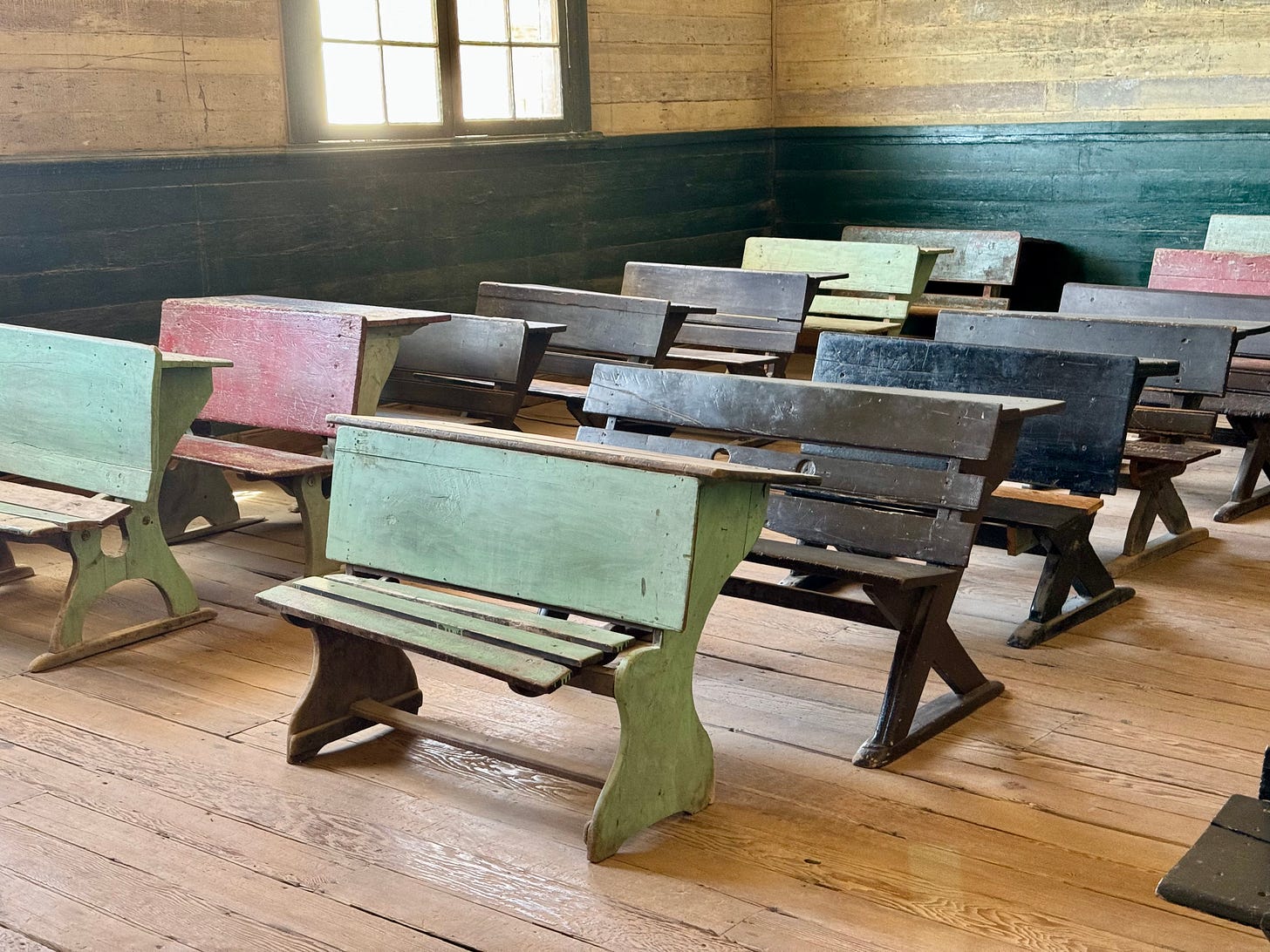 Pupitres de colores y madera en la escuela pública de Humberstone.