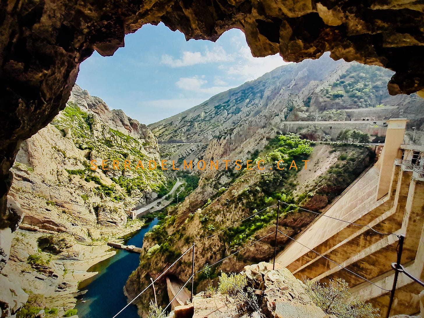 Pas d’Escales des de la presa d’Escales, situada sota el Roc de Sant Cugat (1320 m), considerat l’extrem nord de la Clotada d’Areny, o la Terreta, o la Noguerola. Tremp, Pallars Jussà. Lleida Catalunya.