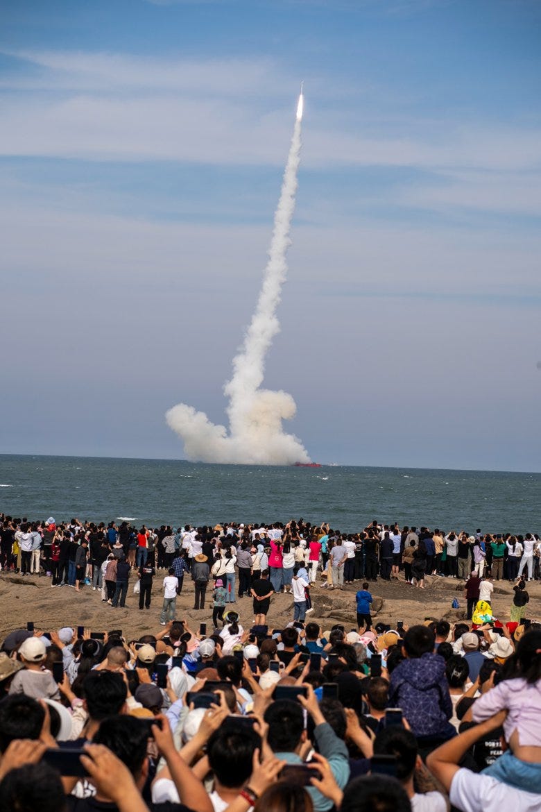 A crowd on the shores of Rizhao watching the launch of Ceres-1S Y2.