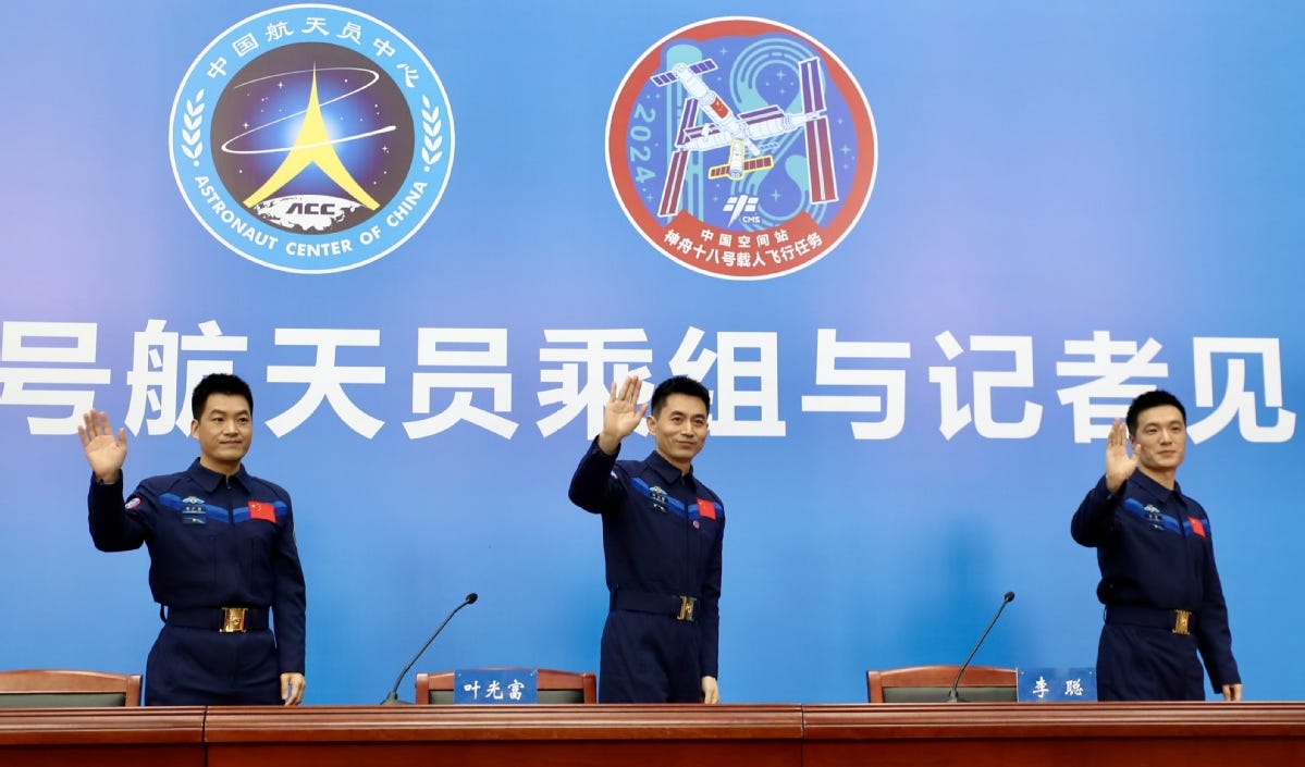 Li Guangsu (left), Ye Guangfu (center), and Li Cong (right) meeting the press on January 8th.