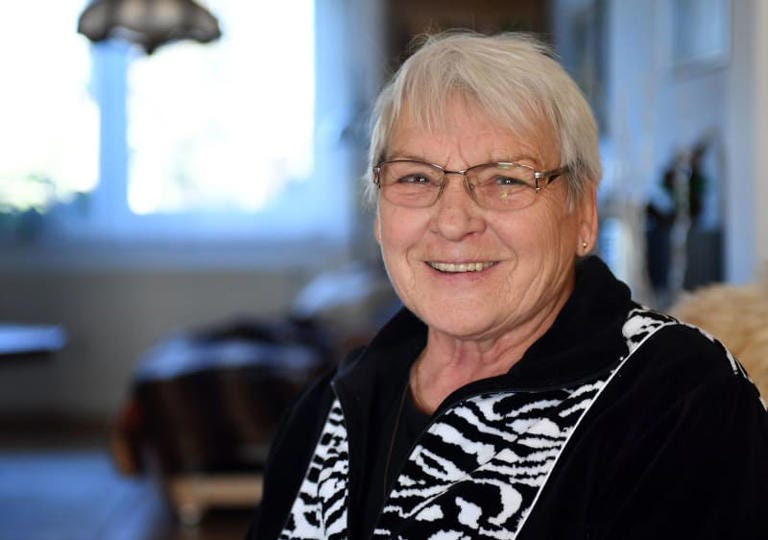 Former javelin thrower Ruth Fuchs sits in her living room. Javelin throw Olympic champion Ruth Fuchs has died at the age of 76, the German athletics association confirmed it to dpa on Wednesday, citing he private circle. Martin Schutt/dpa