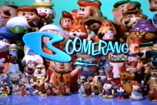 Dezenas de miniaturas de personagens da Hanna-Barbera na frente de um fundo azul claro. No primeiro plano, a logomarca do canal de televisão Boomerang.