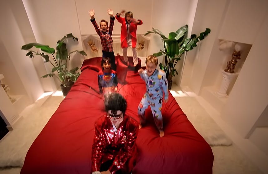 Captura del videoclip "Just Lose It" de Eminem en el que vemos a niños saltando en una cama en la que está sentado Michael Jackson.