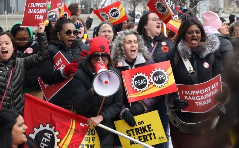 More federal public service union members vote for strike mandate | CBC News