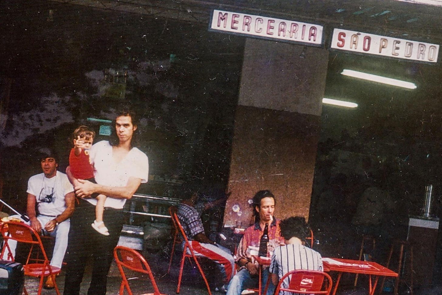 Nick Cave e seu filho Luke na Mercearia São Pedro em 1991.