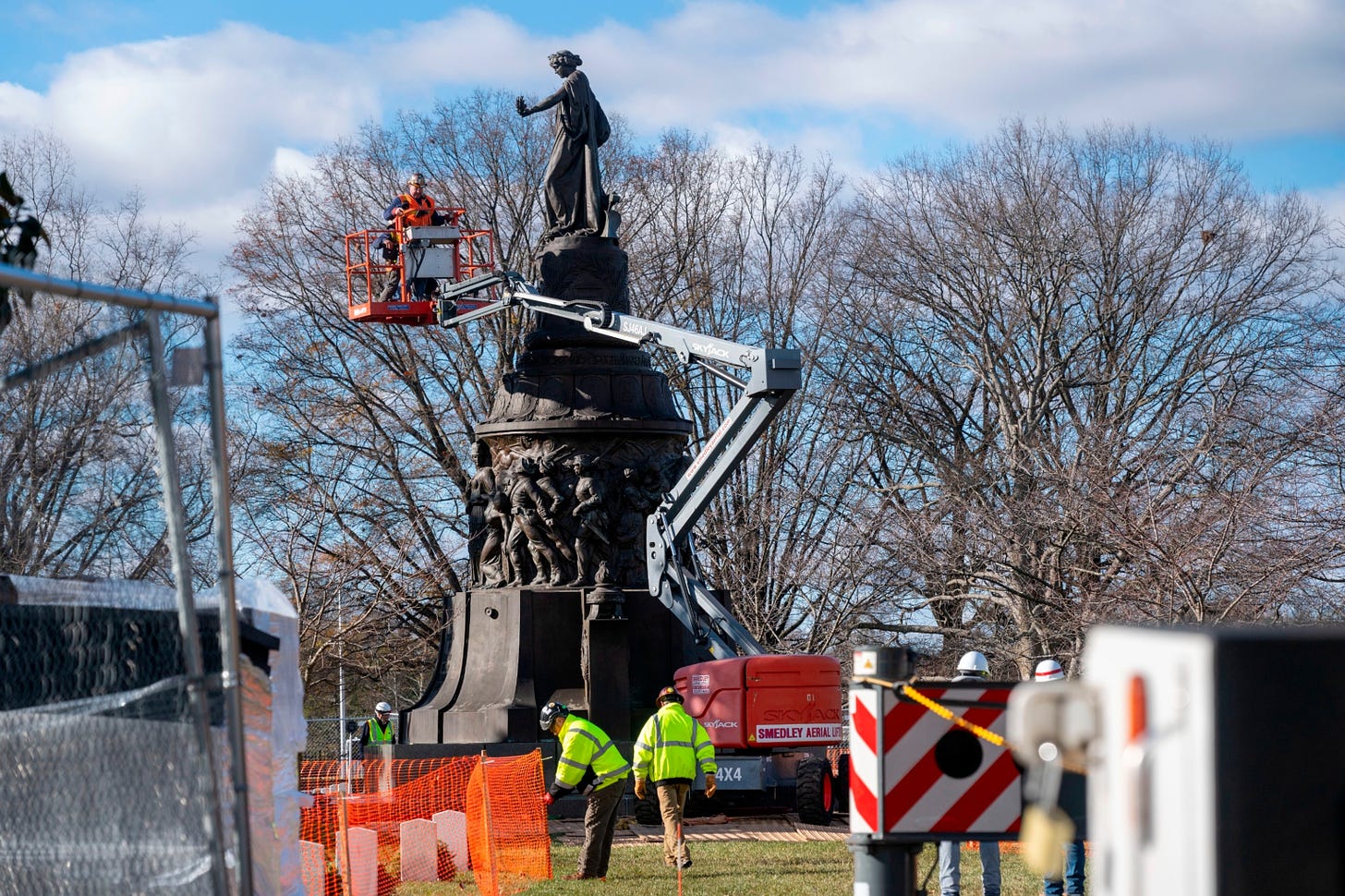 PHOTO: Workers prepare a Confederate Memorial for removal in Arlington National Cemetery on Monday, Dec. 18, 2023 in Arlington, Va.