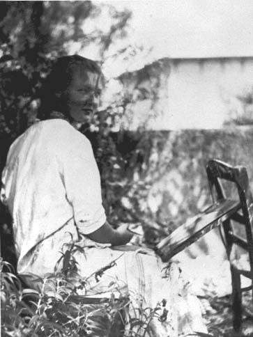 Charlotte Salomon pintando en el jardín en 1939