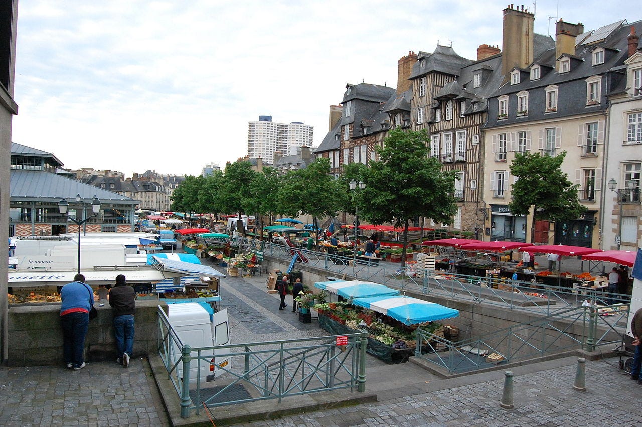 Place des Lices with the roof top of Les Halles Martenot seen in on the left, and the hôtels particuliers on the right