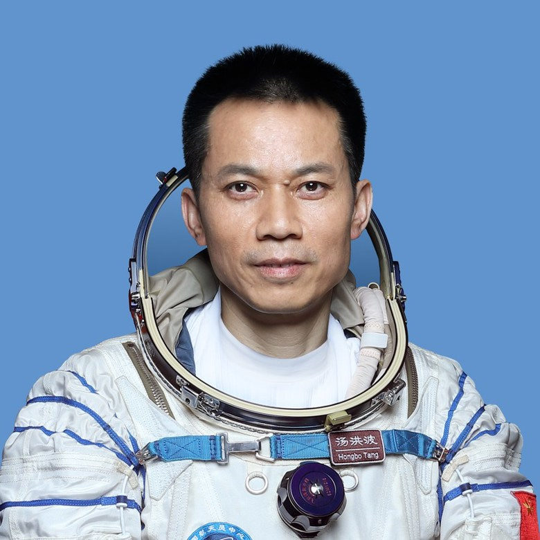 Tang Hongo before the Shenzhou 12 mission.