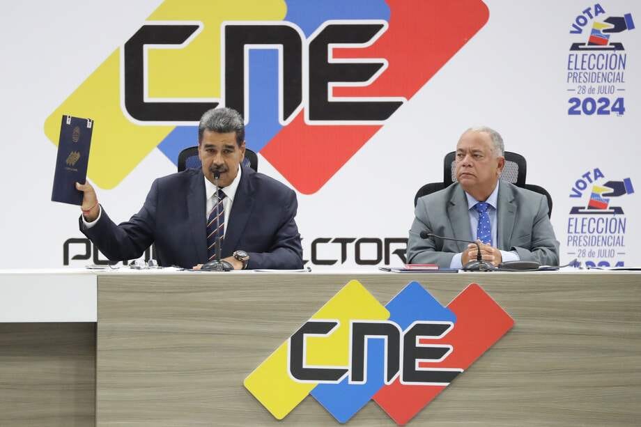 El presidente de Venezuela, Nicolás Maduro (i), habla junto al presidente de Consejo Nacional Electoral (CNE), Elvis Amoroso, este lunes, durante la entrega del acta de juramentación del presidente electo, en Caracas (Venezuela). 