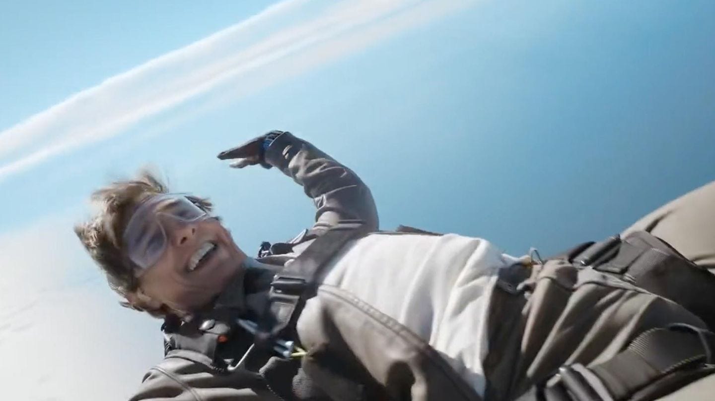 Tom Cruise thanks his fans with a parachute jump - 24 Hours World